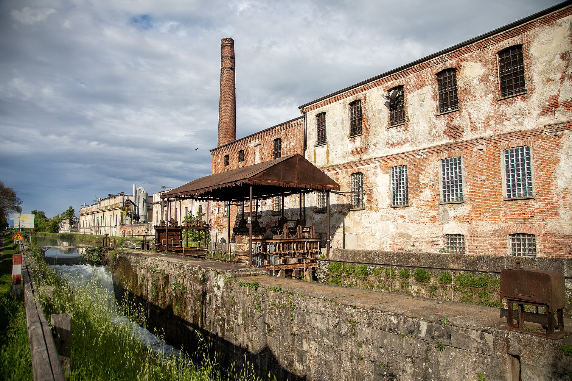 Milan 2021 Naviglio Pavese lock and factory — industrial site in Milan, Italy